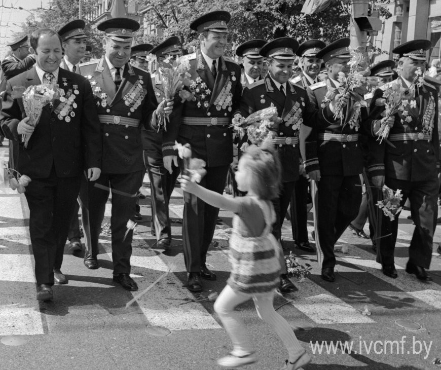 9мая5_Празднование-30-летия-Великой-Победы-в-Минске.-Шествие-ветеранов-войны-и-труда-по-Ленинскому-проспекту,-май-1975-года.jpg